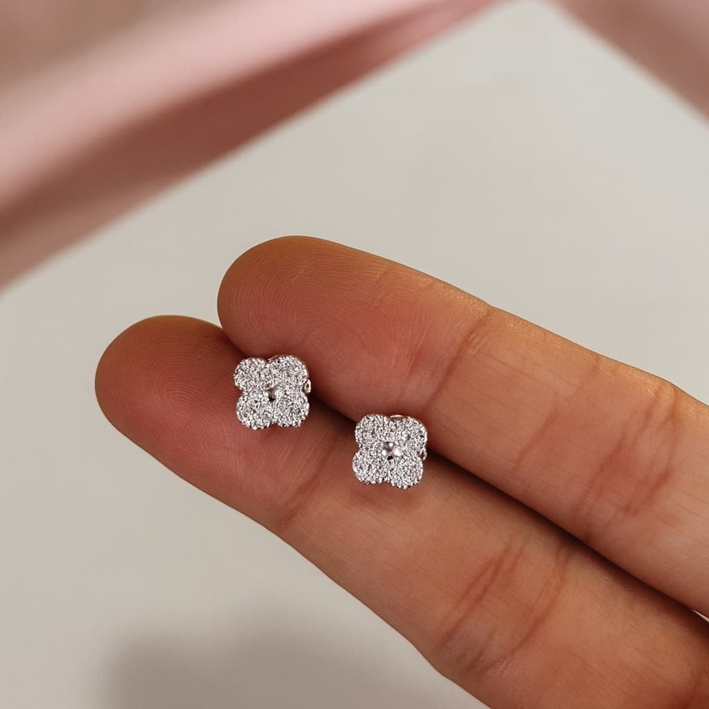 Brinco Infantil Flor Diamantada Banhada A Prata 925