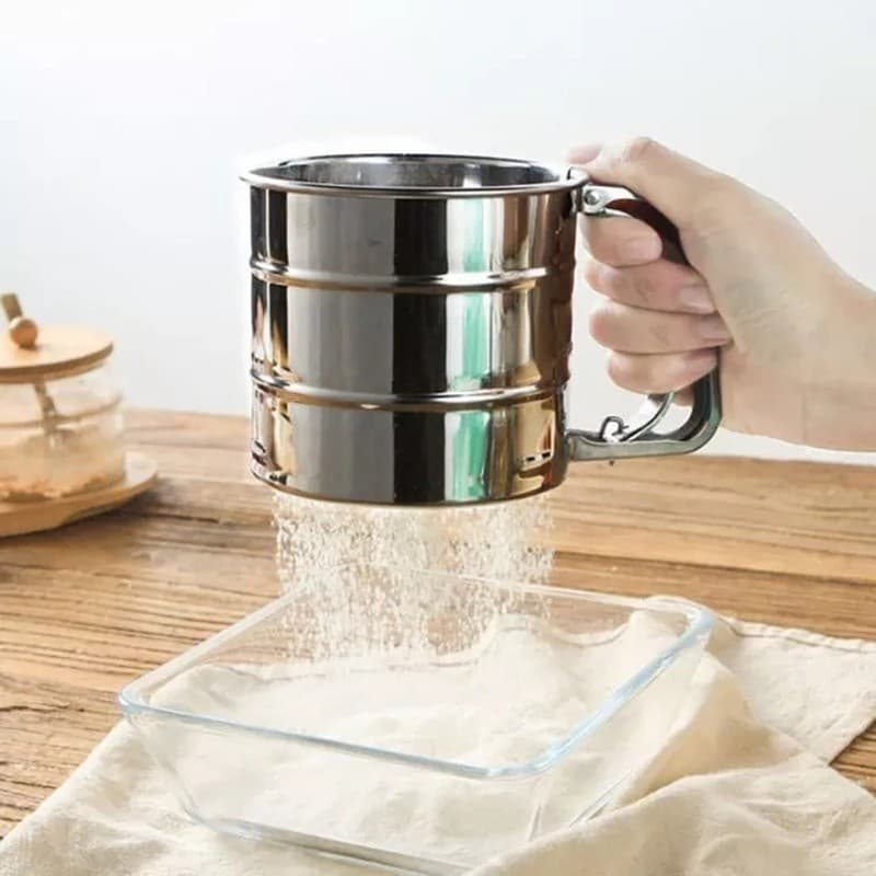 Polvilhador Peneira Caneca com Gatilho Manual Aço Inox Açucar Farinha Tapioca Cozinha Multiuso Y888