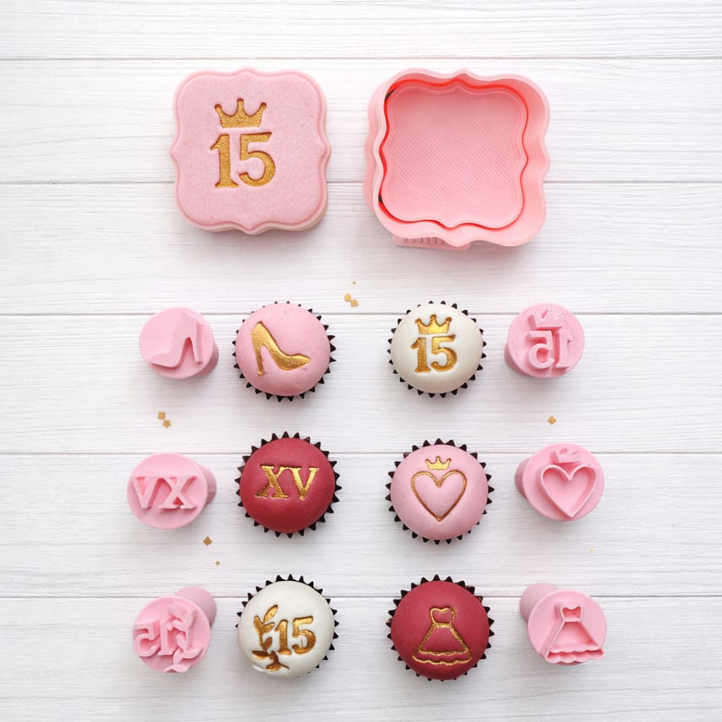 Kit Modelador e Ejetor Vintage e Kit Carimbo 15 anos Doce, Brigadeiro, Massa e Biscoitos 8 Peças