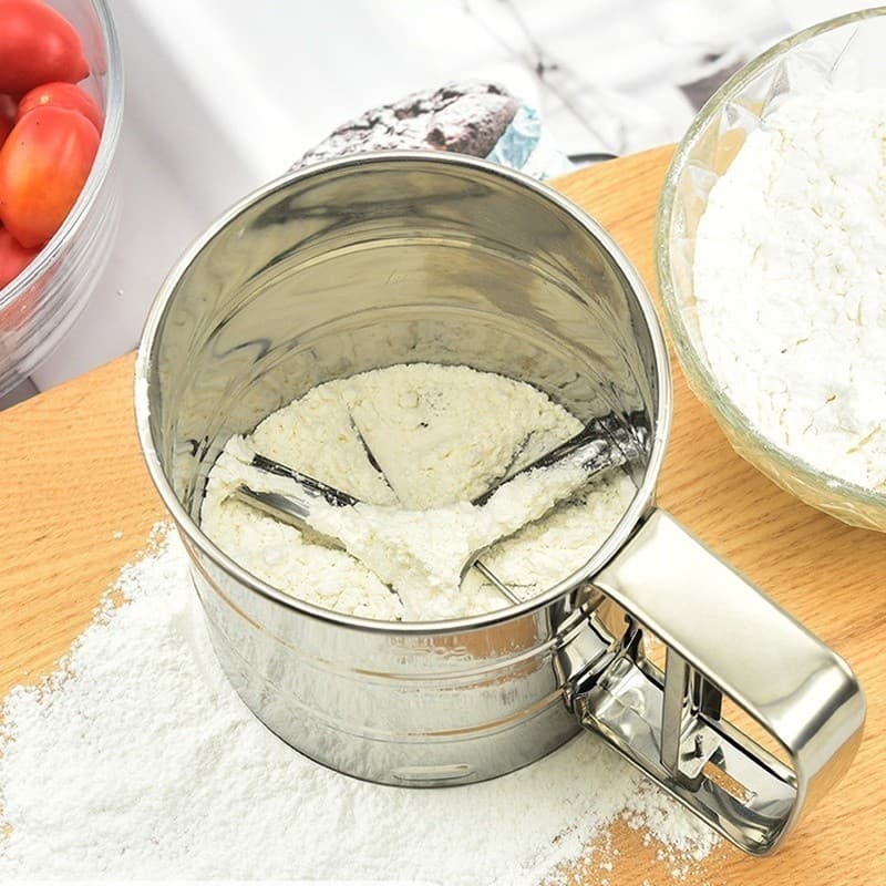 Polvilhador Peneira Caneca com Gatilho Manual Aço Inox Açucar Farinha Tapioca Cozinha Multiuso Y888