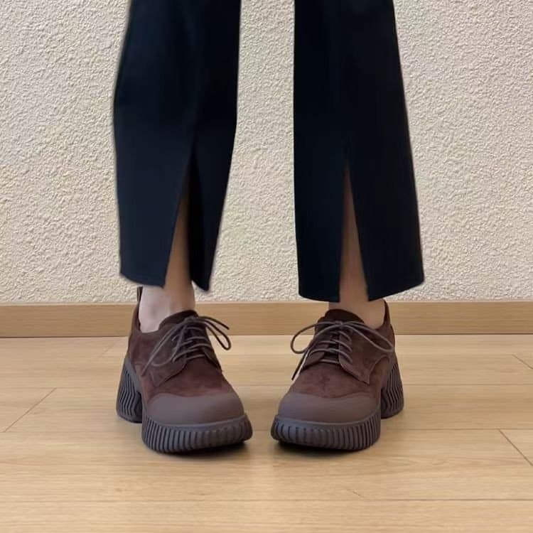 Mocassins de estilo retrô, elegantes, com bico redondo e cadarço, com solas grossas para uso casual.