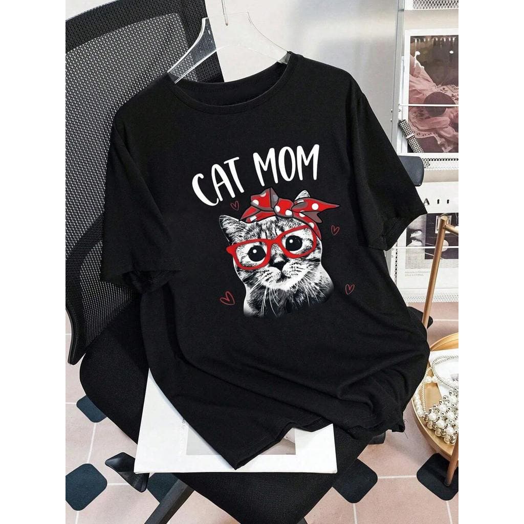 Camiseta Estampada com Palavras em Inglês em Letras Maiúsculas Destacadas, Ilustrações de Gato, Óculos com Laço