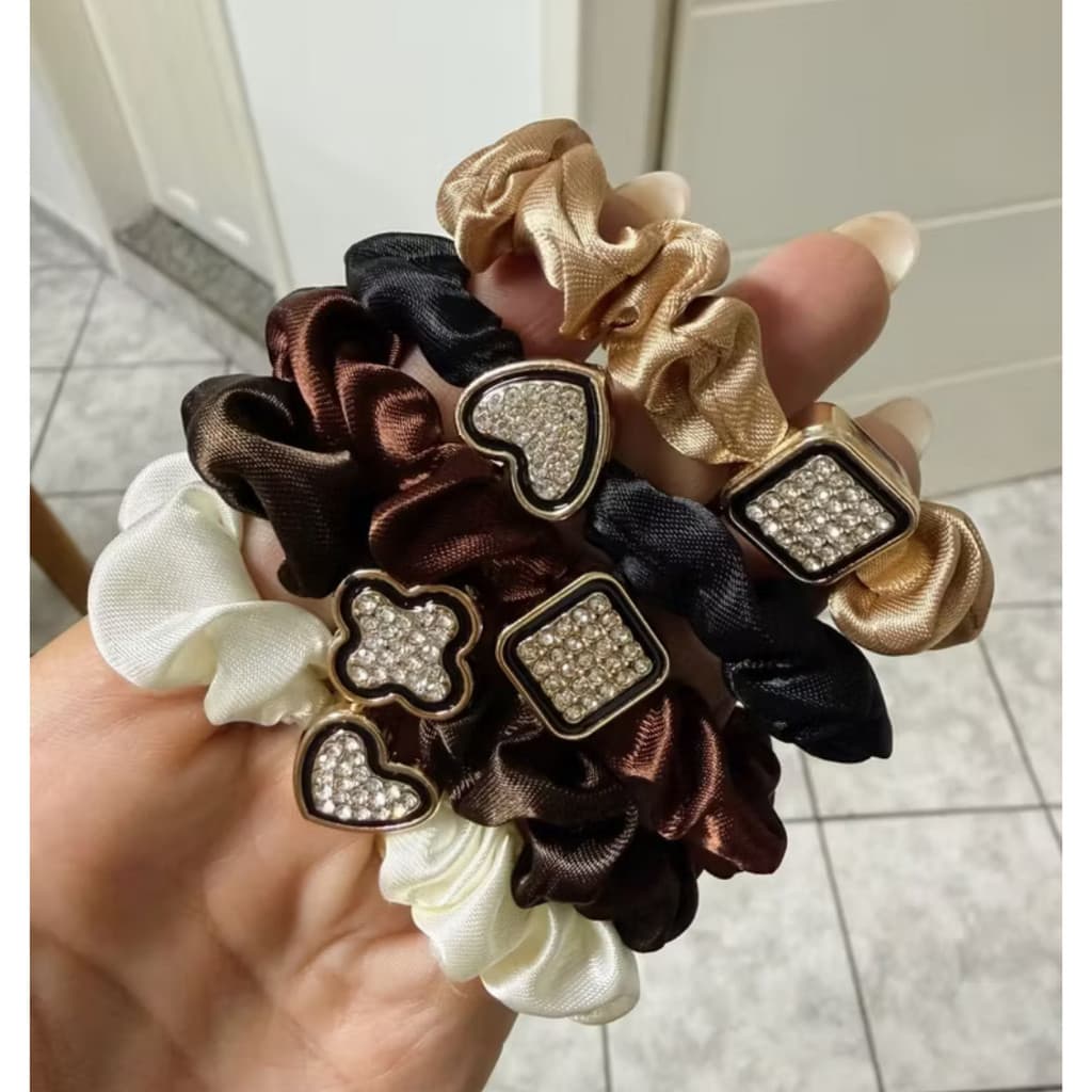 Kit 5/10/15 Xuxinha de Cabelo Cetim Scrunchie com Pingente Luxo - Elástico Rabicó Anti-Quebra Atacado Para Revenda Moda