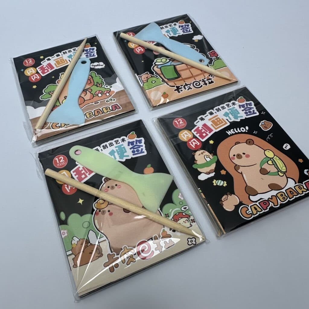 Mini Bloco Scratch Notes Capivara Folhas Pretas Mágicas + Caneta Raspagem Papelaria Fofa