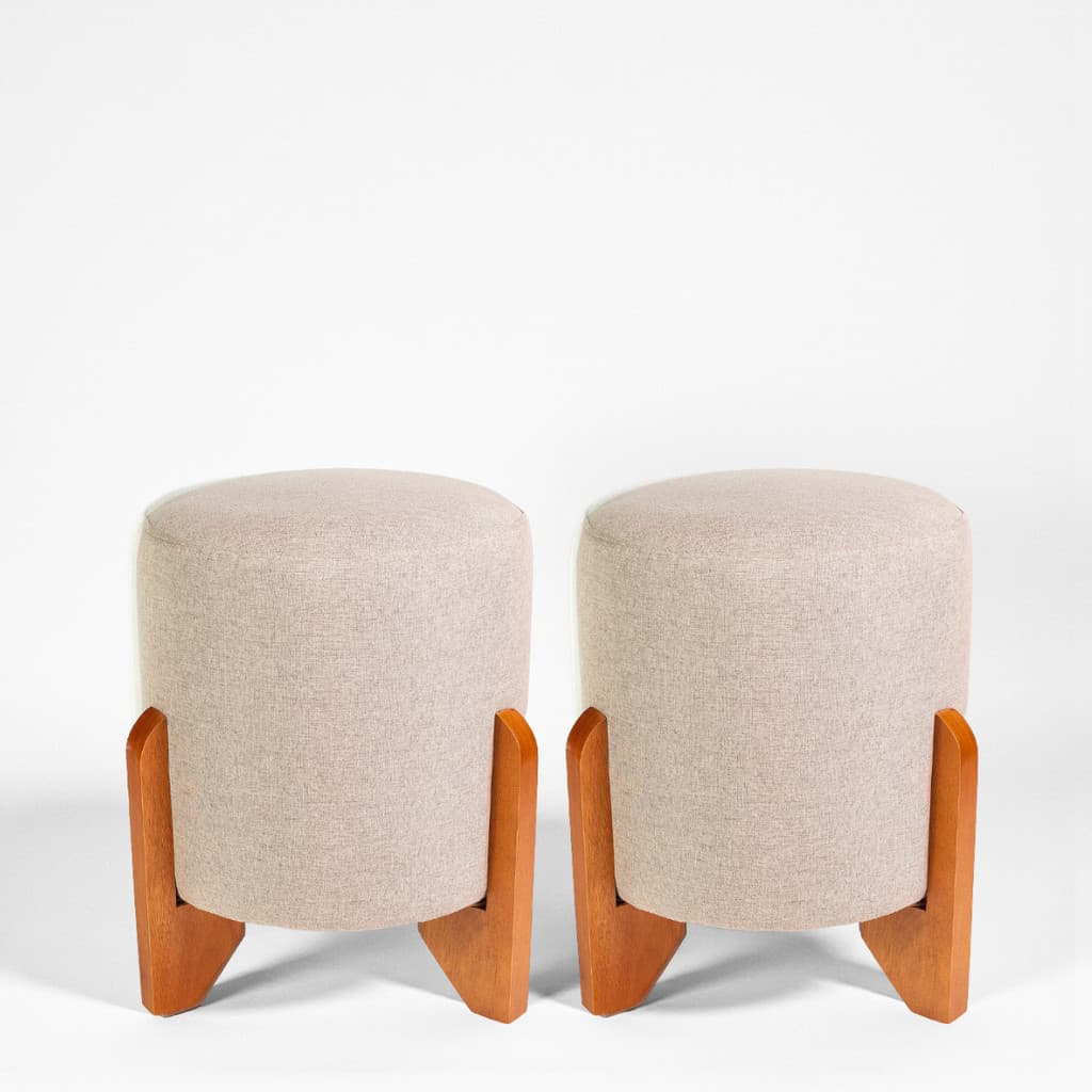 Kit 2 Puff Linna Redondo Decorativo Sala Quarto Tecido em Linho Pés Madeira Maciça