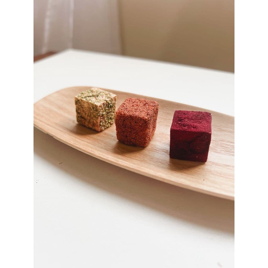 6 Cubos de Pinus saborizado enriquecimento ambiental, petisco para coelhos, roedores e aves