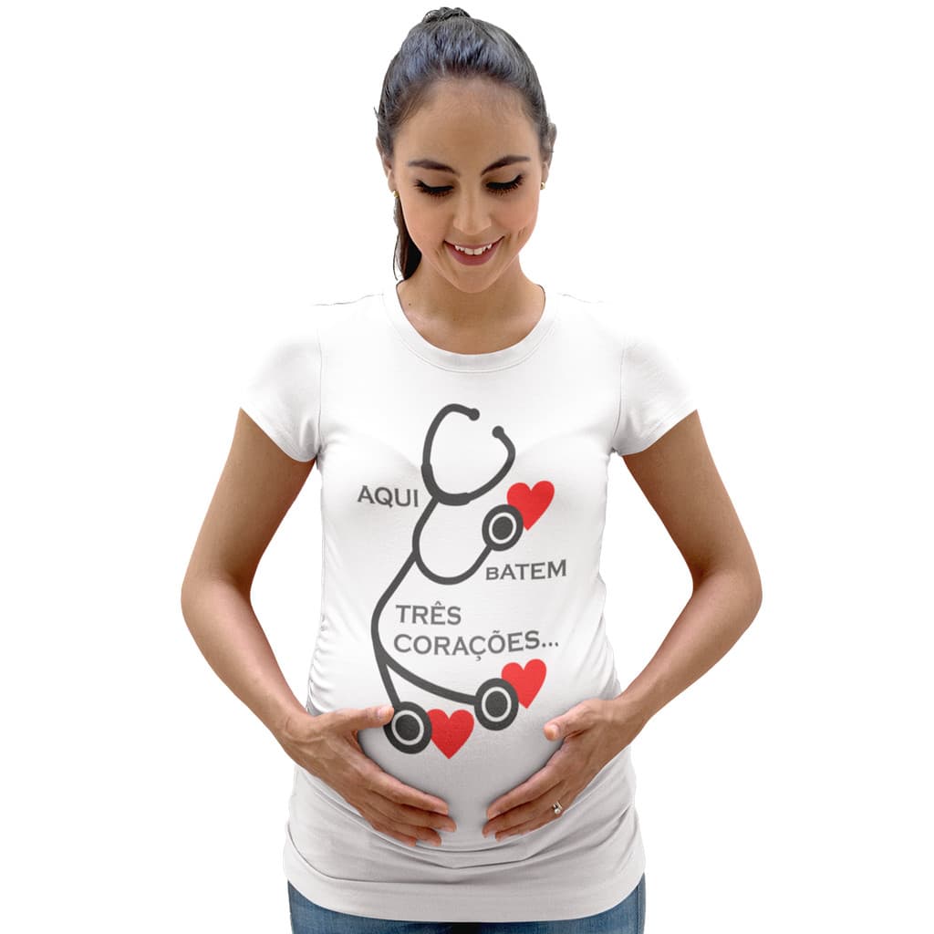 Camiseta Gestante 'Aqui Batem Três Corações' - Conforto e Amor em Cada Detalhe
