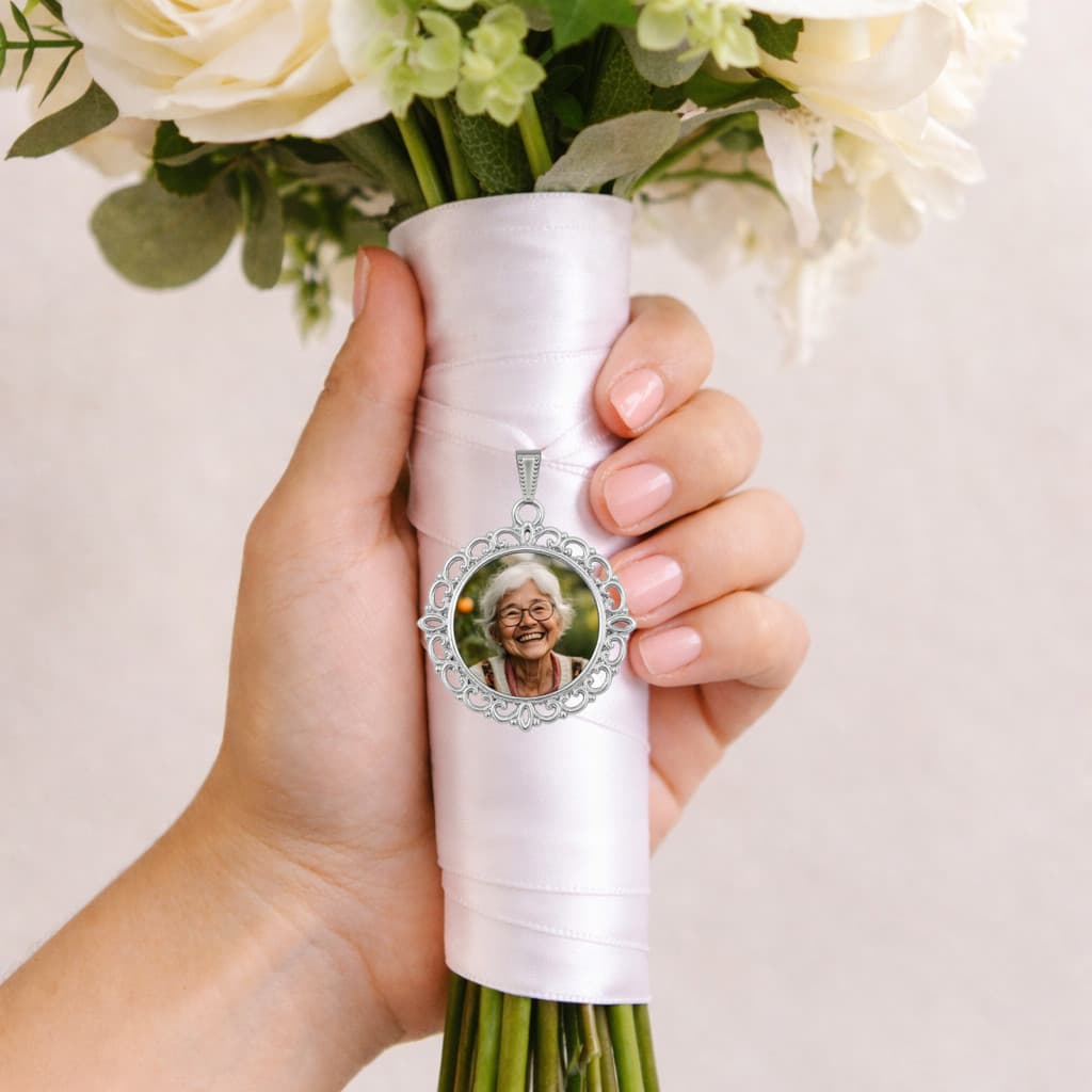 Relicário Redondo de Noiva para buquê personalizado com fotos Casamento