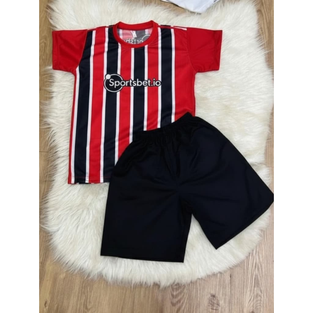 Conjunto Infantil Estilo Futebol Soberano Camisa Listrada Vermelha e Preta com Shorts Leve, Confortável e Esportivo