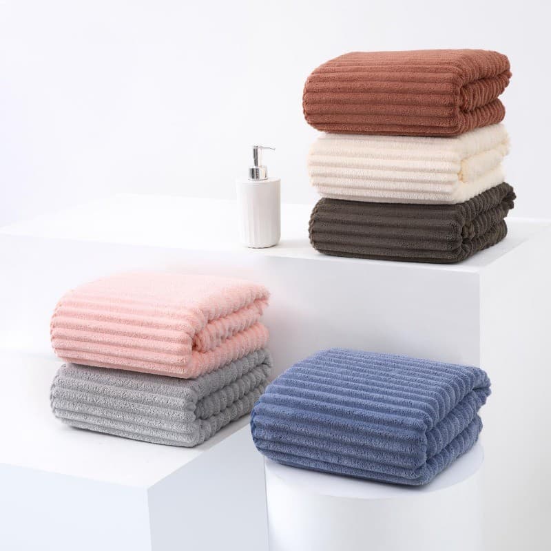 Toalha de Banho Flanela Coral Premium 70x140cm Super Absorvente, Macia, Secagem Rápida para Banho e Praia