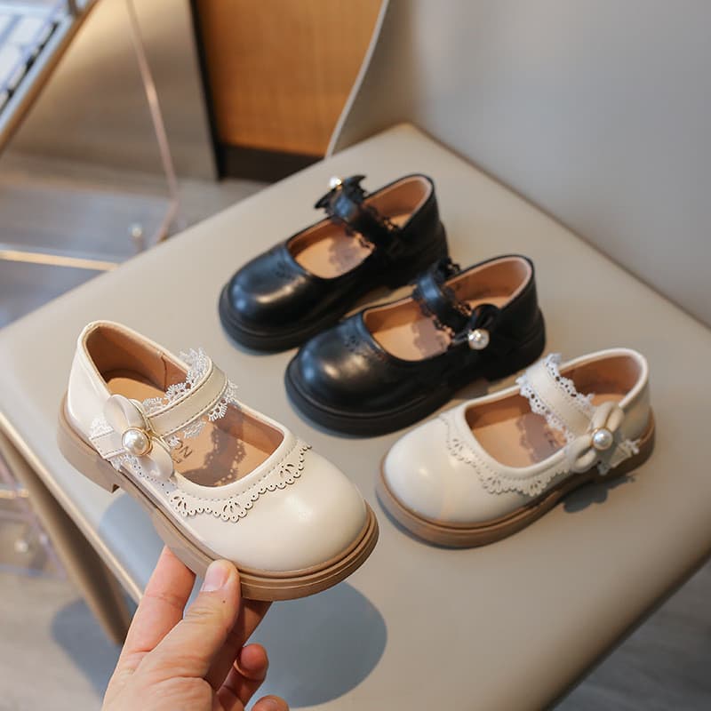 Sapatos de Couro para Meninas 2024 Novo Estilo Criança Princesa Sapatos Princesa Pérola em Laço Tamanho 23-35