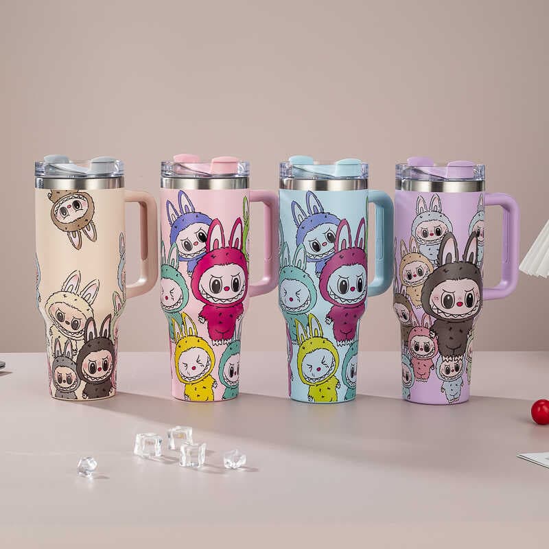 Garrafa Labubu Térmica 1200ml com Alça – Inox, Conserva 24h Frio + 12h Quente, 2 Canudos