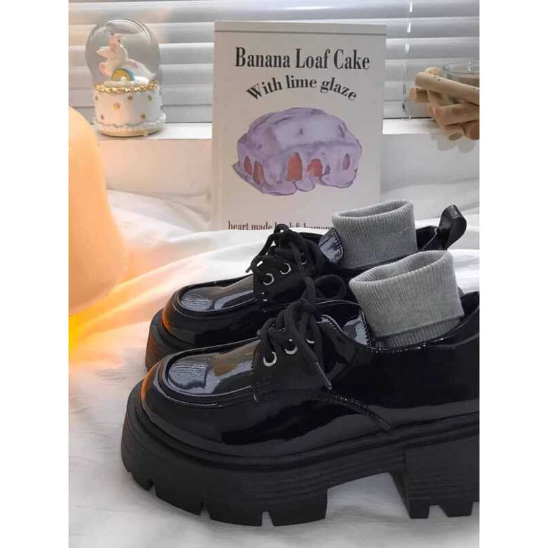 Couro genuíno preto de sola grossa All-Match pequenos sapatos de couro feminino 2025 Anti-deslizamento primavera chique 